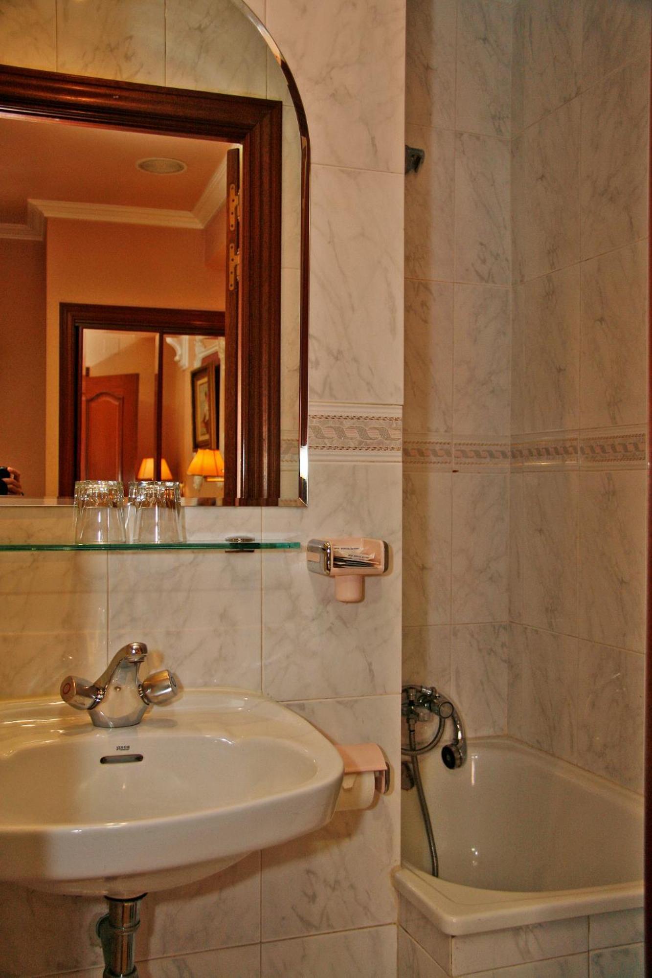 Hostal Victoria III Мадрид Экстерьер фото