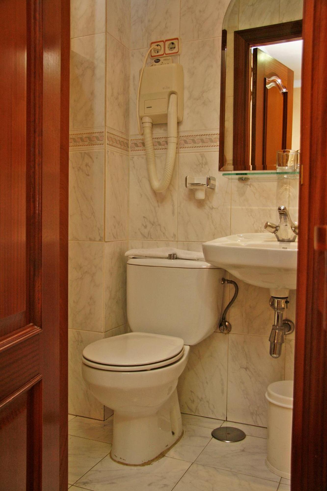 Hostal Victoria III Мадрид Экстерьер фото