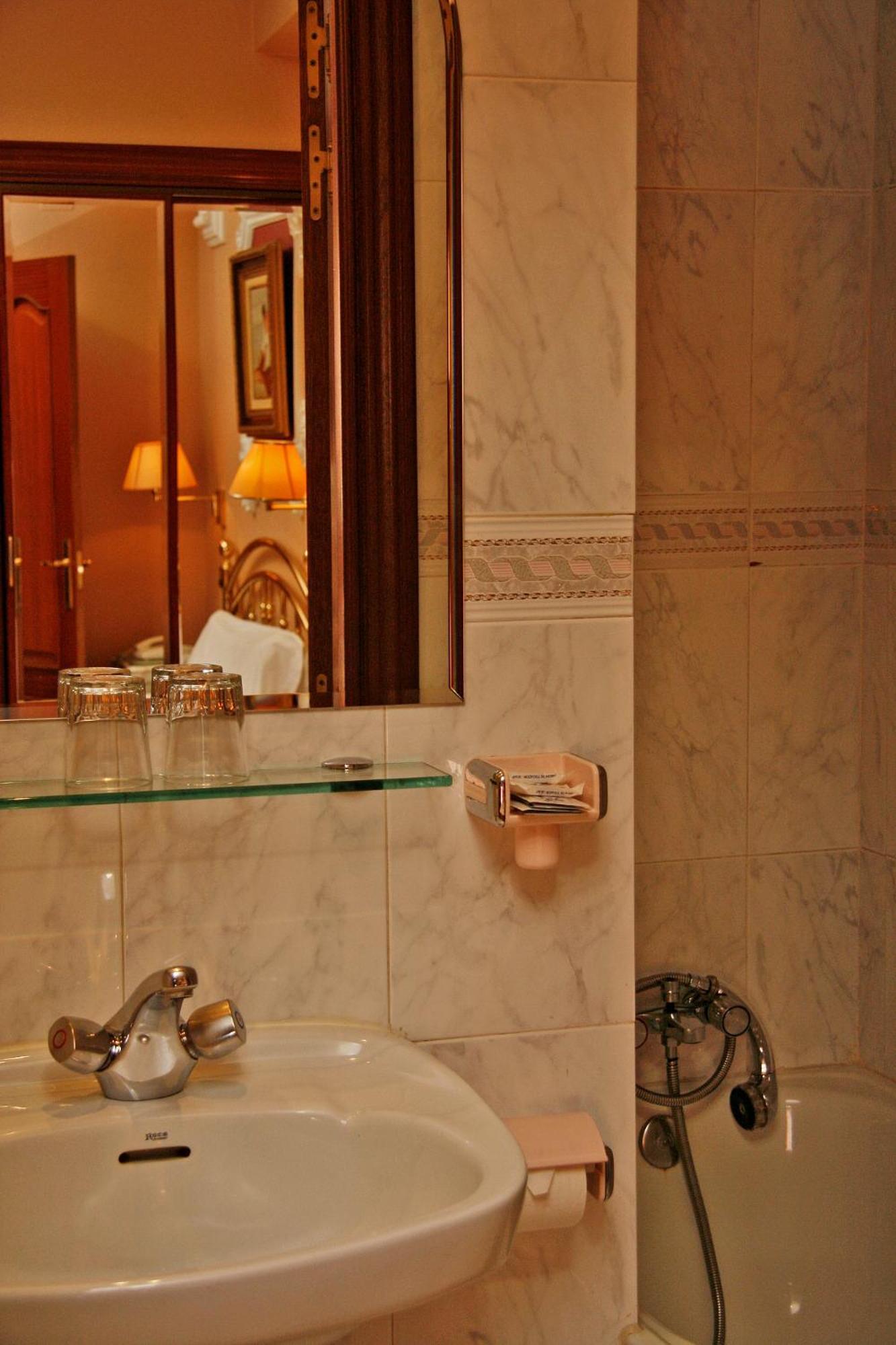 Hostal Victoria III Мадрид Экстерьер фото