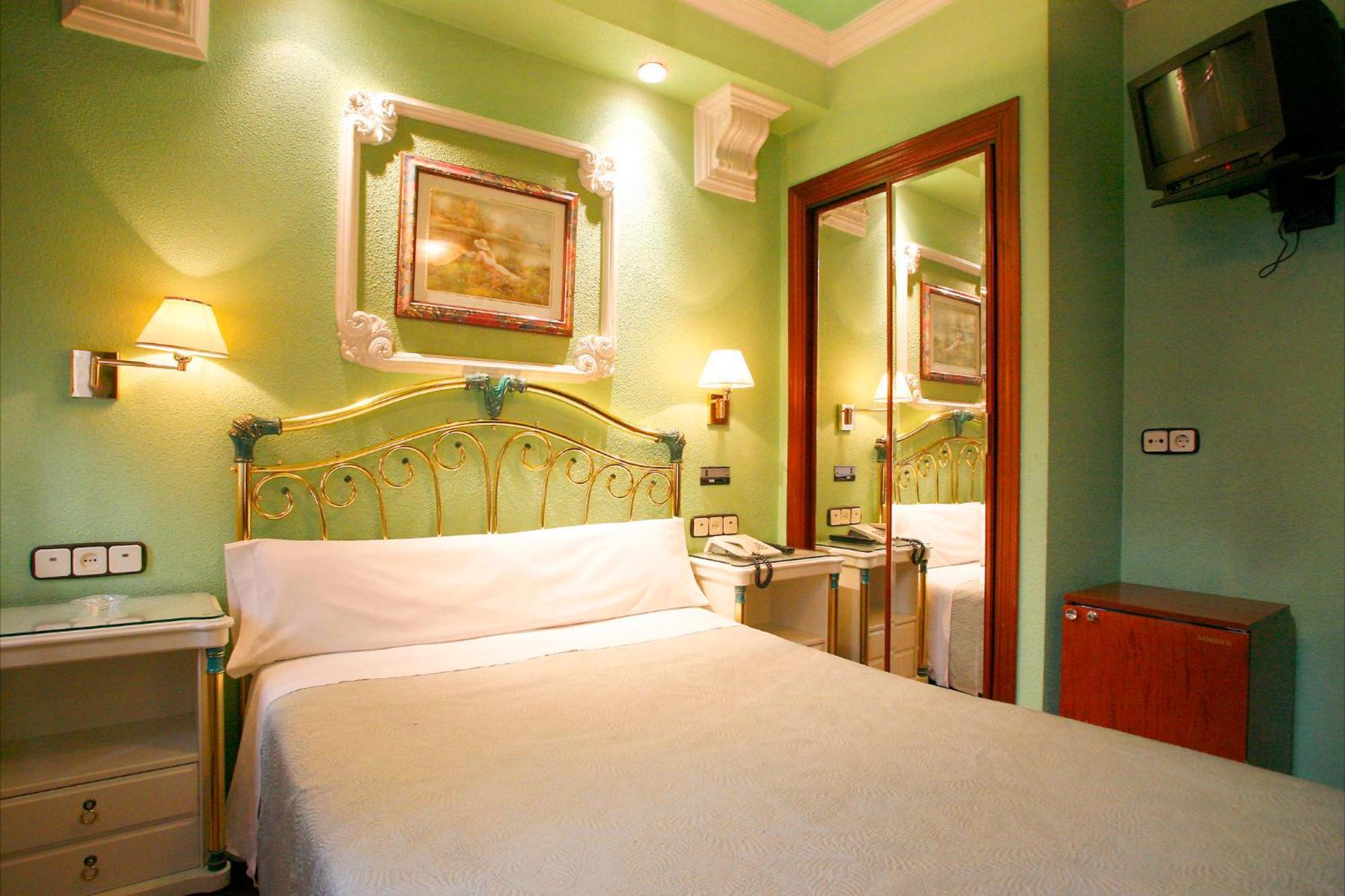 Hostal Victoria III Мадрид Экстерьер фото