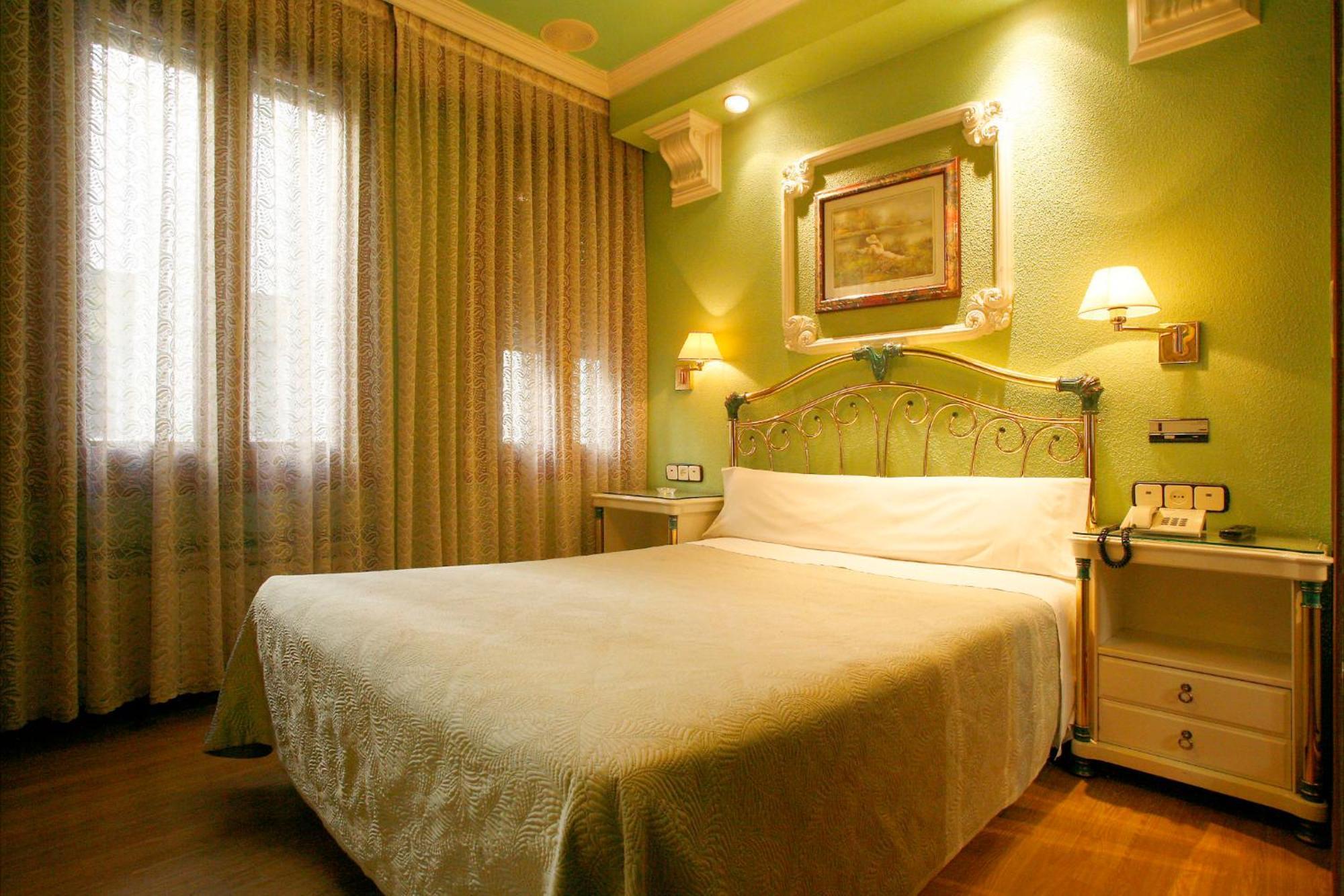 Hostal Victoria III Мадрид Экстерьер фото