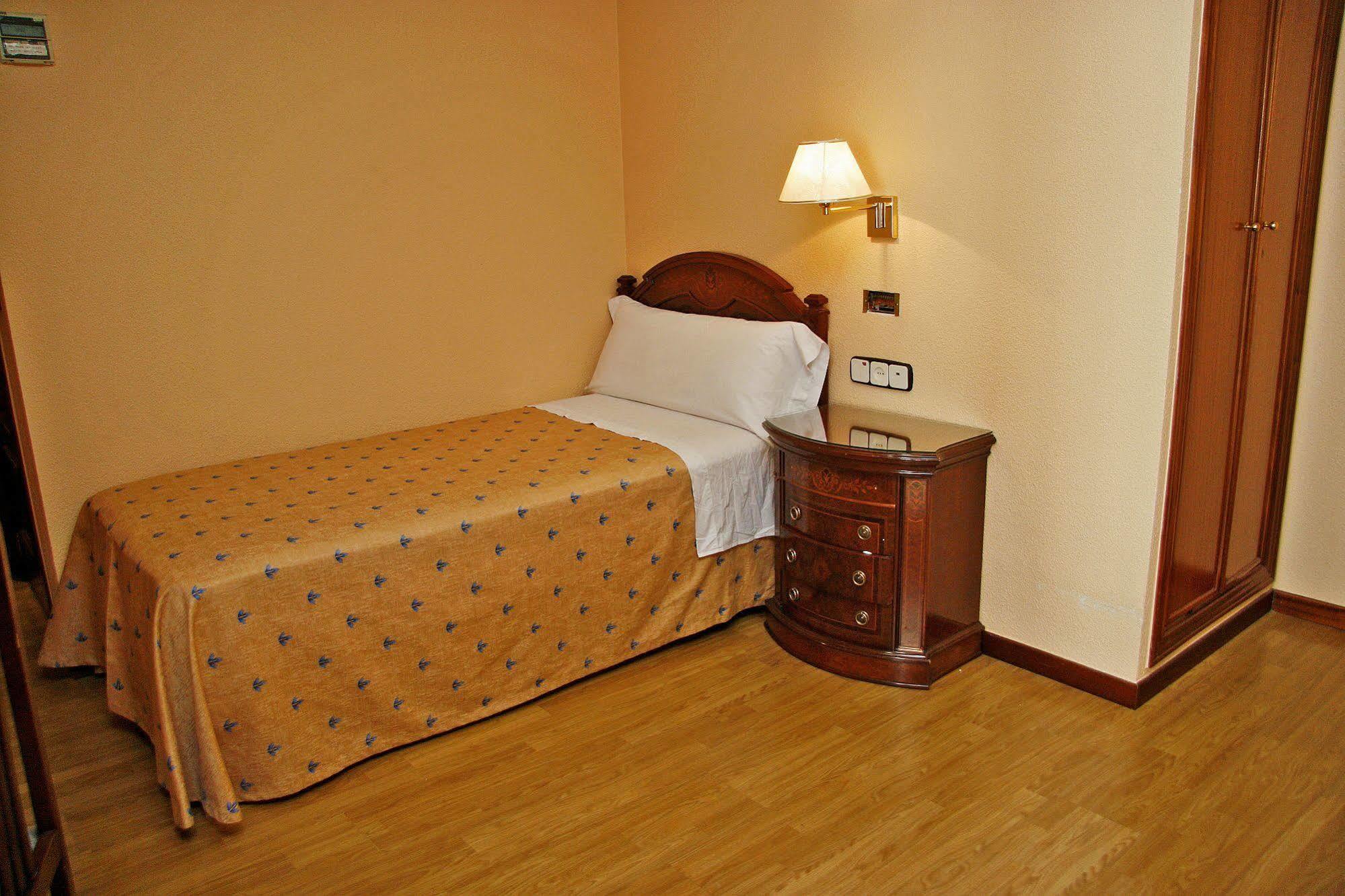 Hostal Victoria III Мадрид Экстерьер фото