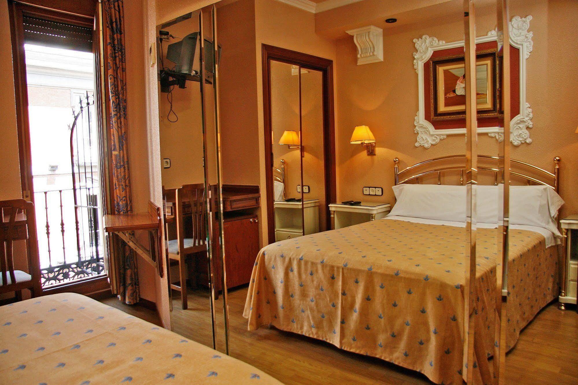 Hostal Victoria III Мадрид Экстерьер фото