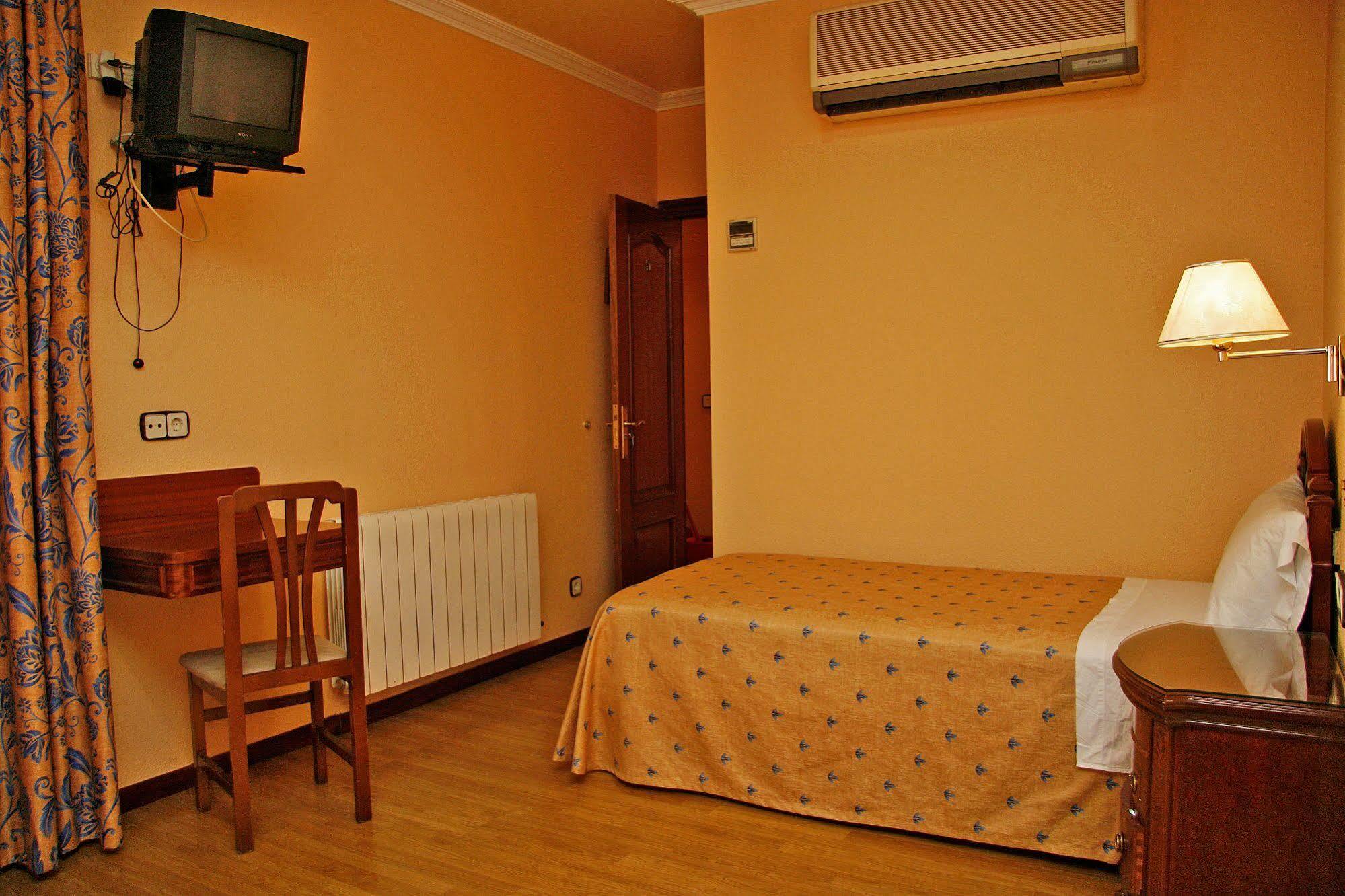 Hostal Victoria III Мадрид Экстерьер фото