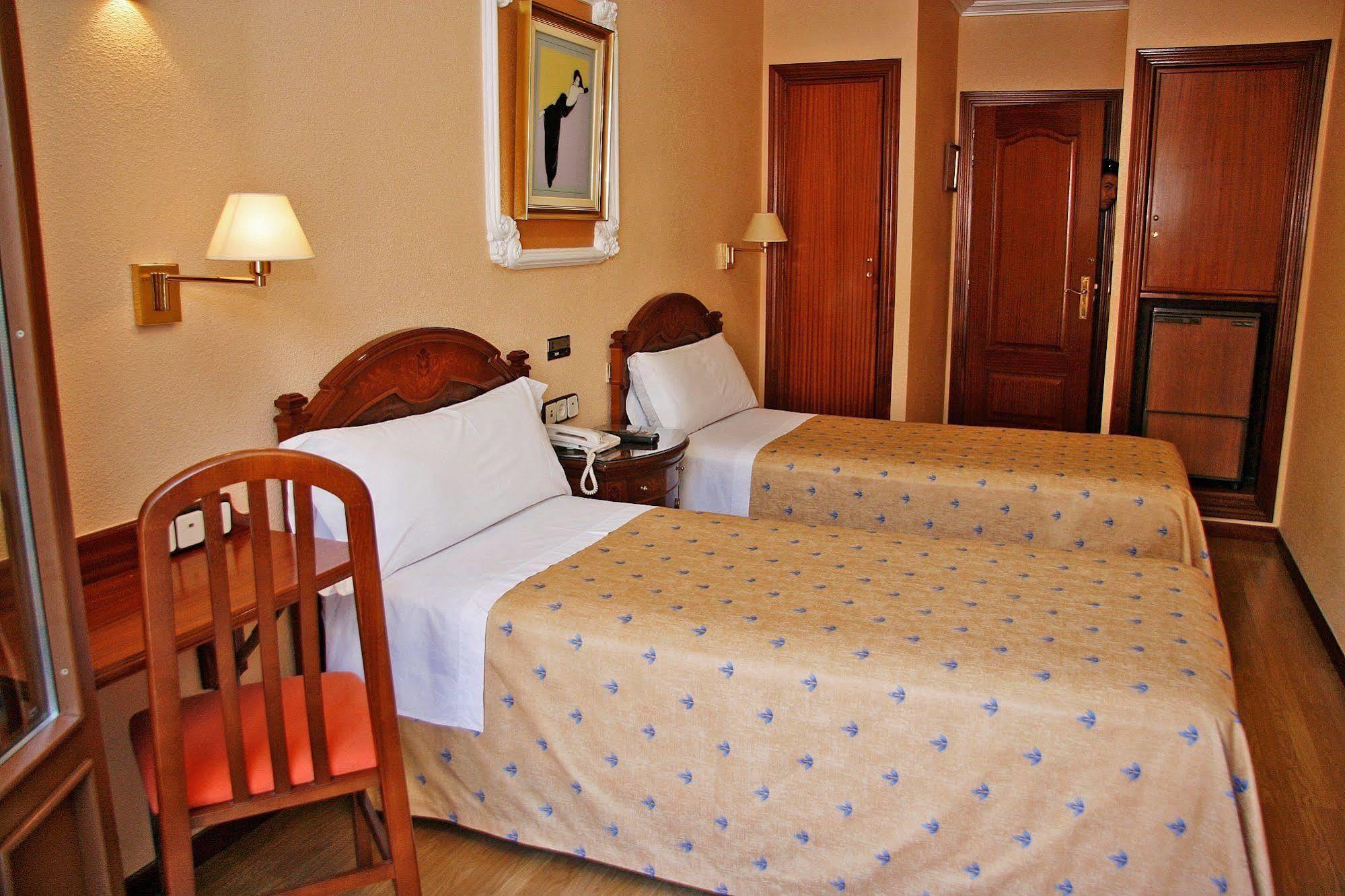 Hostal Victoria III Мадрид Экстерьер фото