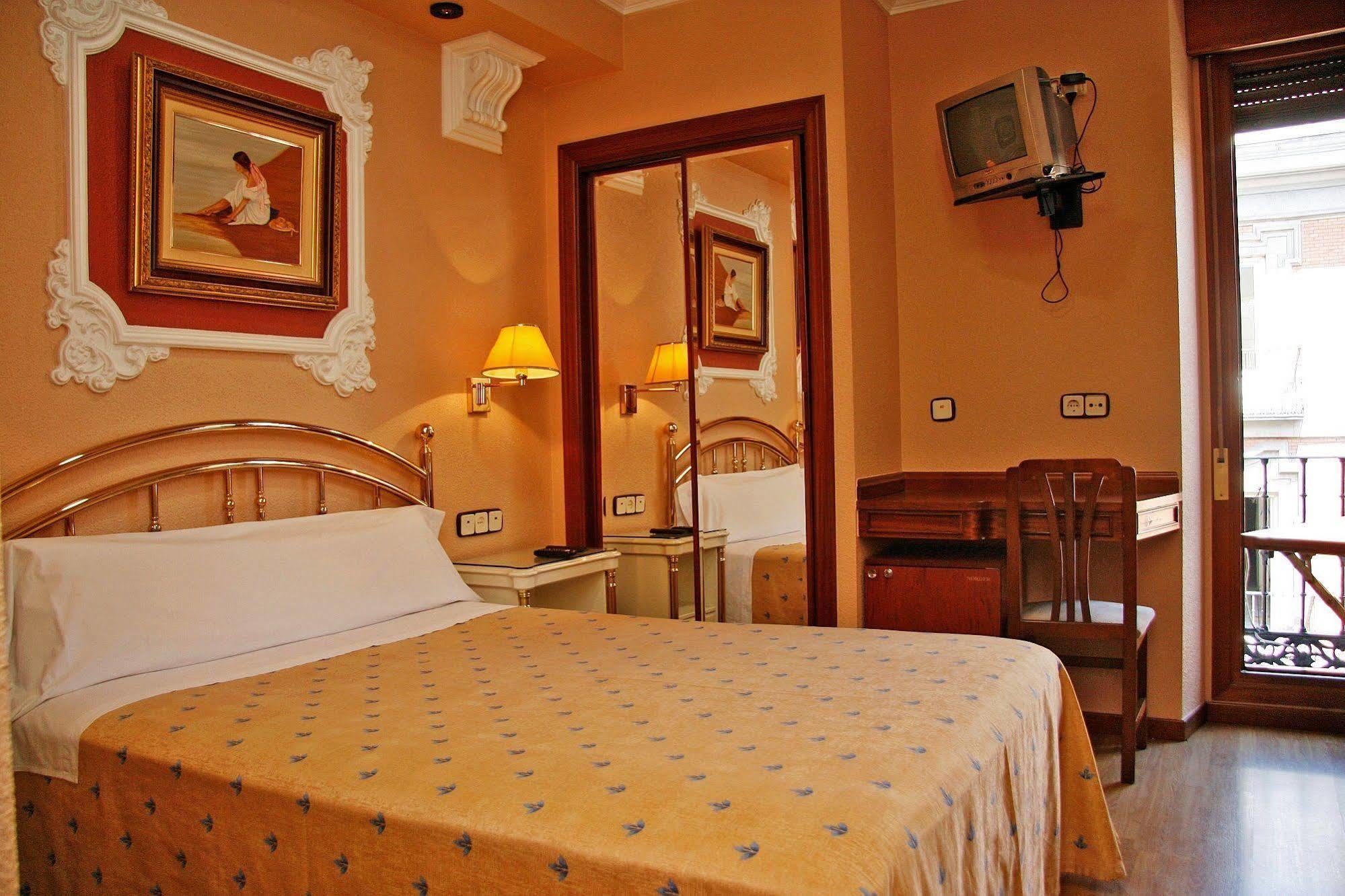 Hostal Victoria III Мадрид Экстерьер фото