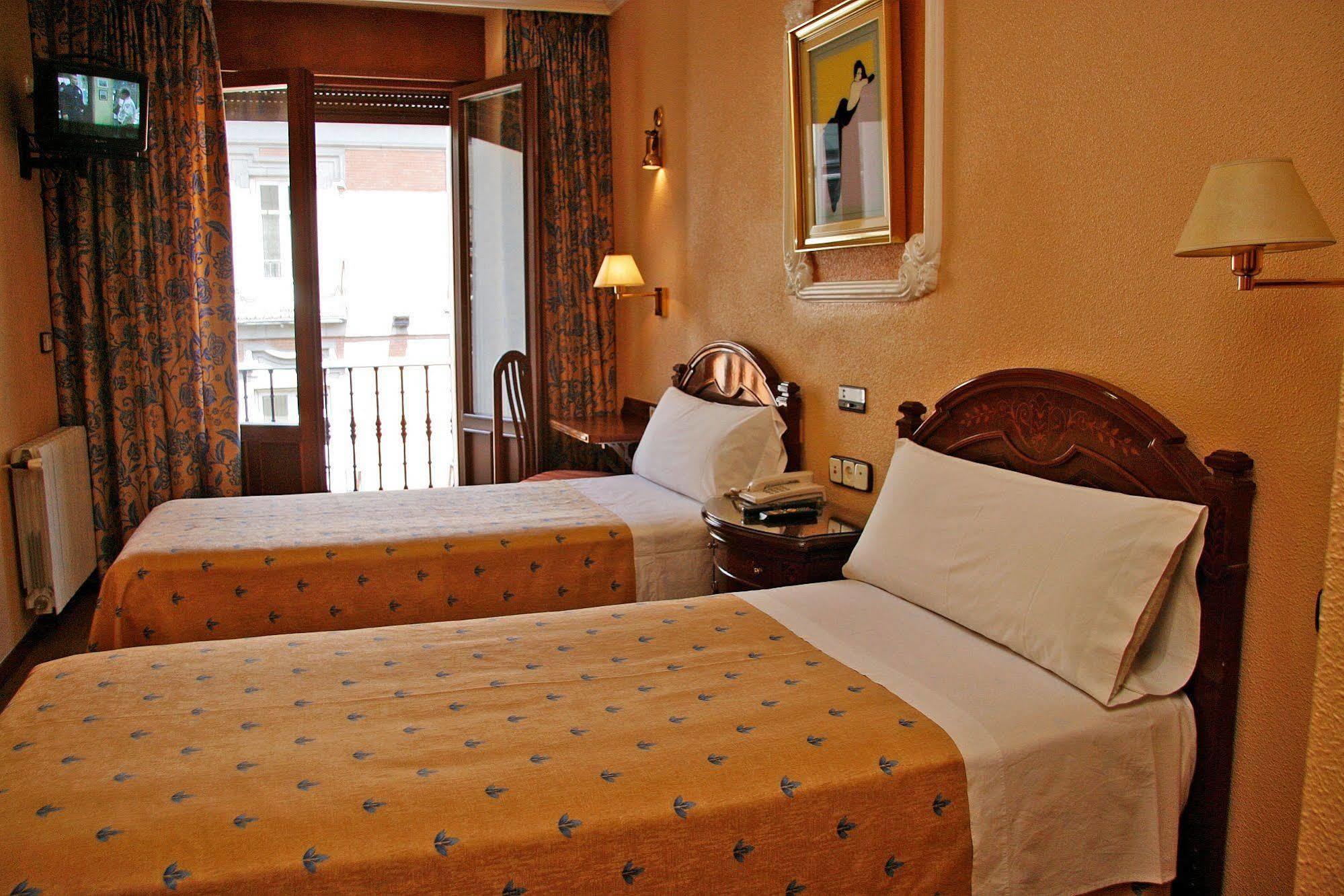 Hostal Victoria III Мадрид Экстерьер фото